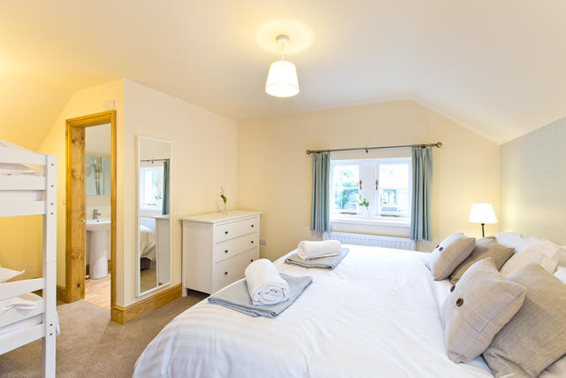 Slaters Cottage - Bedroom 2 Super king double or twin with En suite