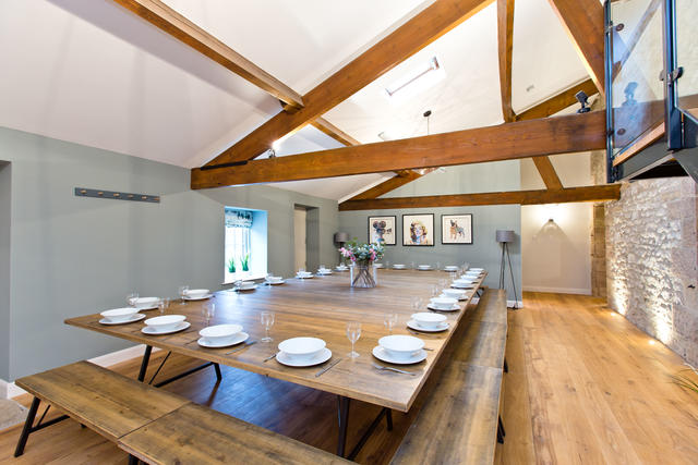 Flexible dining arrangements for up to 48 guests in the Barn