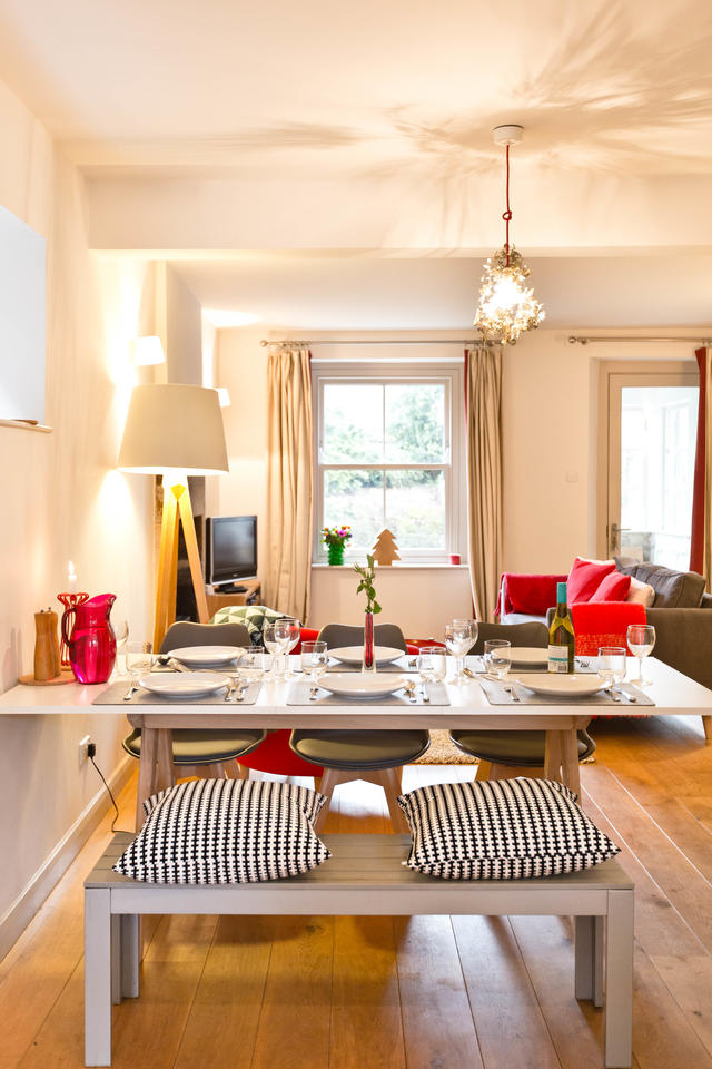 Open plan dining for up to 6 guests