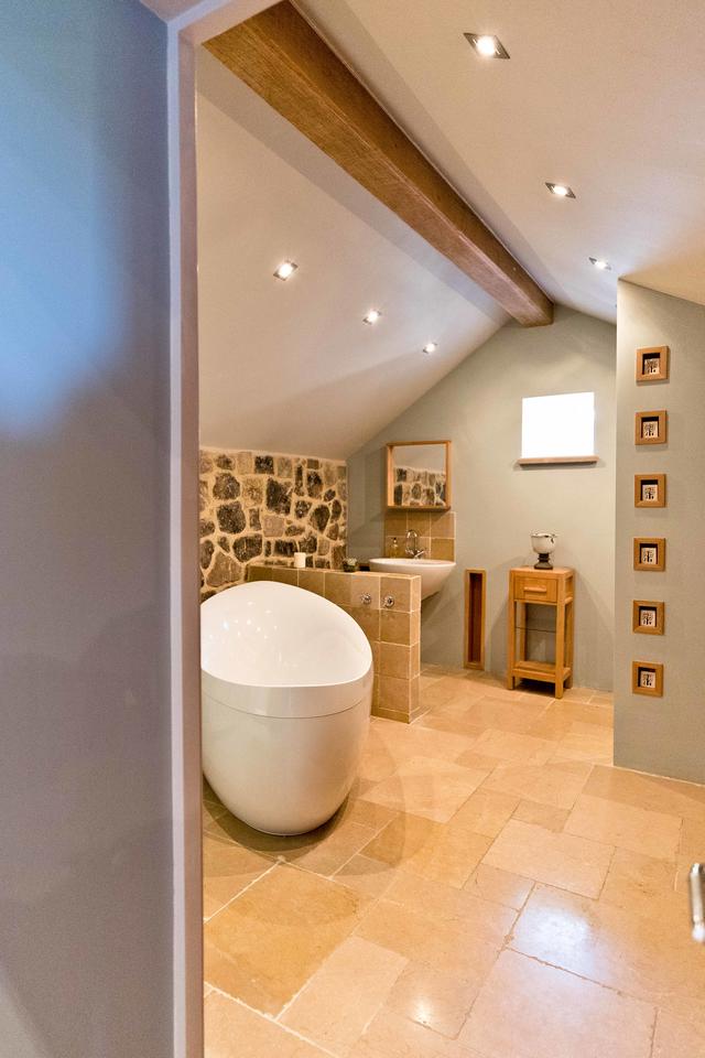 Luxury en suite in Bedroom 1 The Collecting Shed