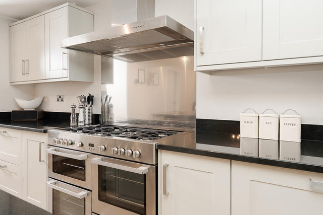 Spacious and fully equipped kitchen with electric oven and gas hob