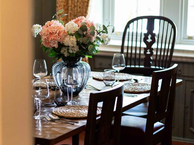 Dining table layout