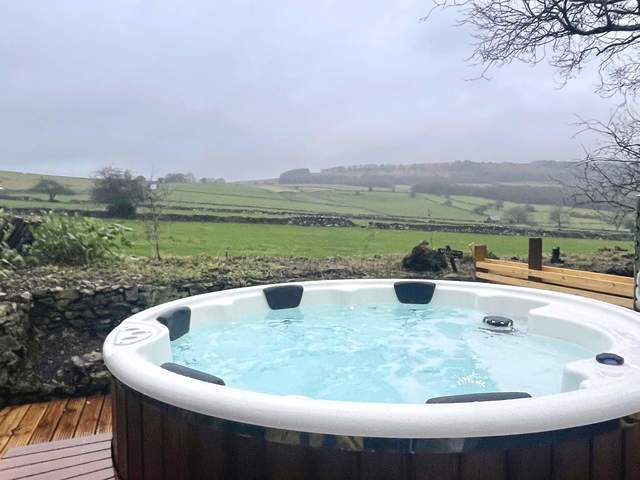 Large holiday house with hot tub featuring amazing views of Longstone Edge