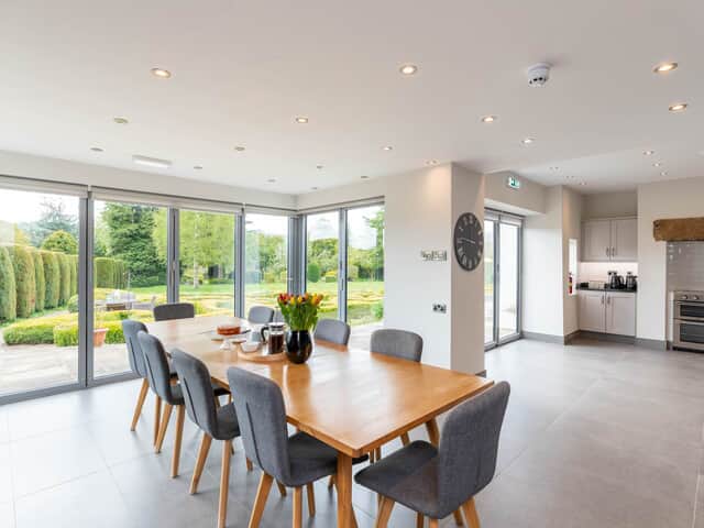 Dining for 10 in the kitchen ideal for early risers