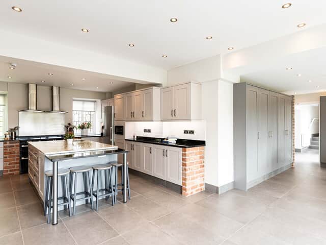 Large and very well equipped kitchen