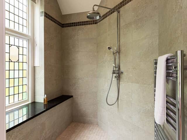 Large wet room for bedroom 1