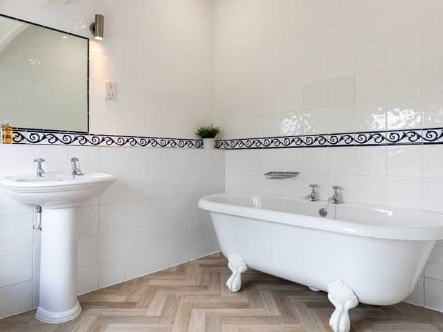 Bedroom 4 en suite roll top bath, no shower