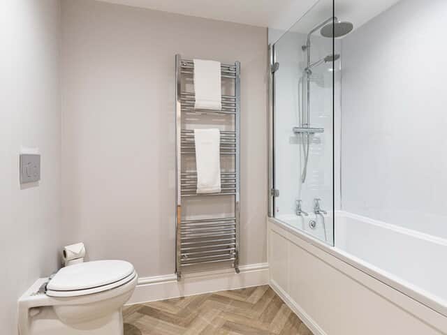 Bedroom 9 en suite shower over bath