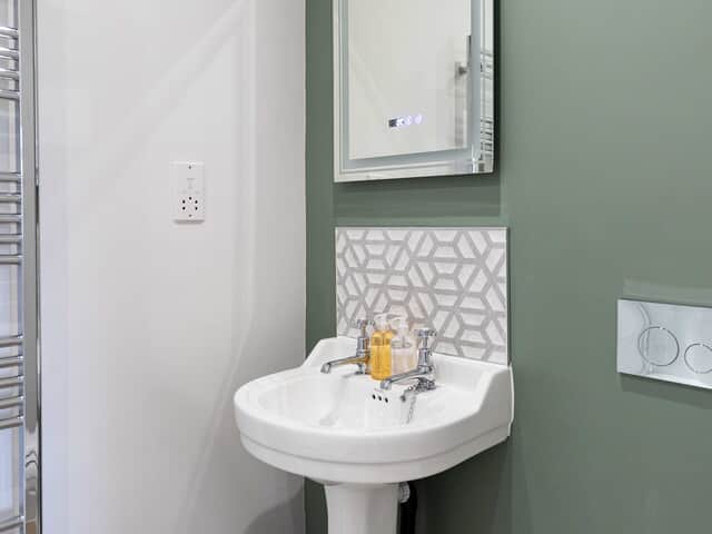 Bedroom 10 en suite with shower cubicle