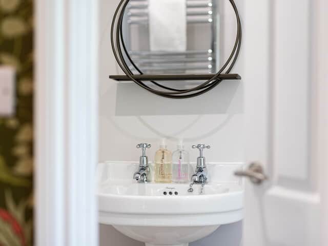 Bedroom 11 en suite detail