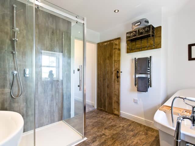 Bedroom 6 family suite bathroom